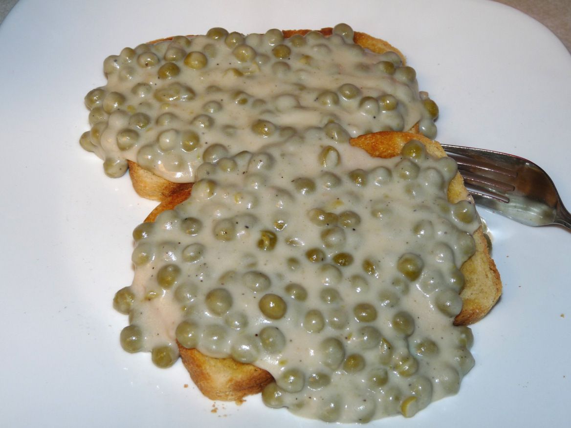 Erbsen in Sauce auf Toast — pflanzliches Protein für Muskeln