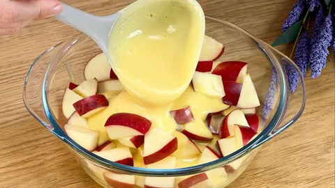 Frische Äpfel mit Vanillesoße im Glas — kollagenreiche Ernährung